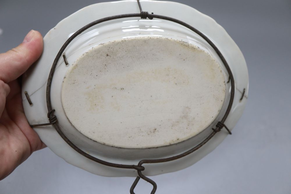 A small Chinese amorial dish, width 18.5cm